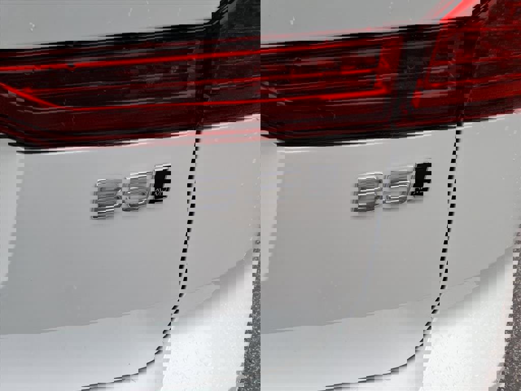 Certified 2025 Volvo XC60 B5 Plus image 6