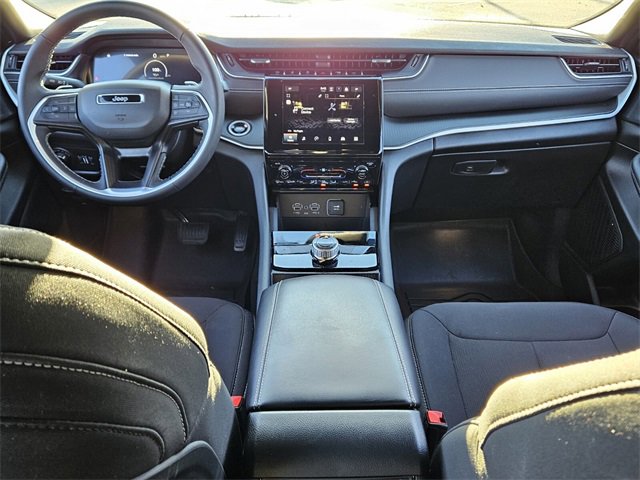 Used 2025 Jeep Grand Cherokee Laredo image 8