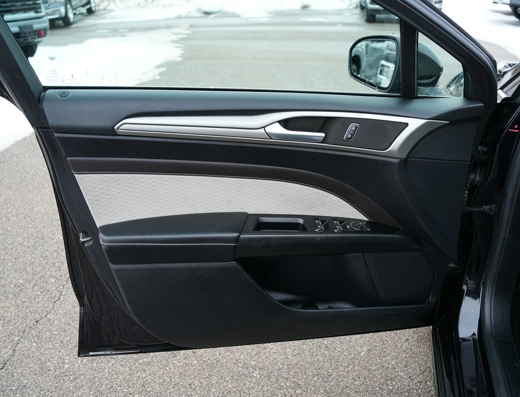 Used 2019 Ford Fusion SE w/ Equipment Group 151A image 17