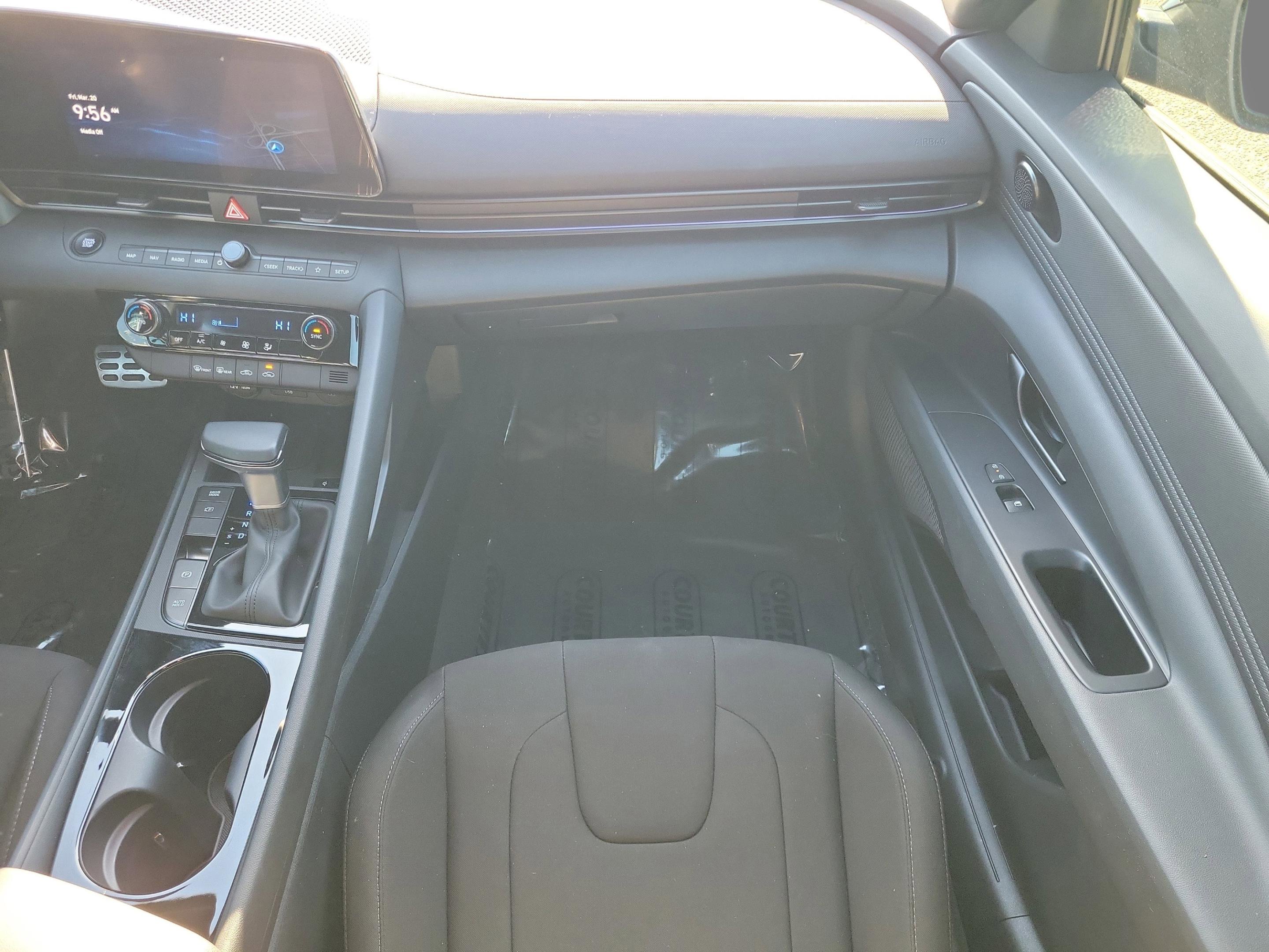 Used 2025 Hyundai Elantra SEL image 15