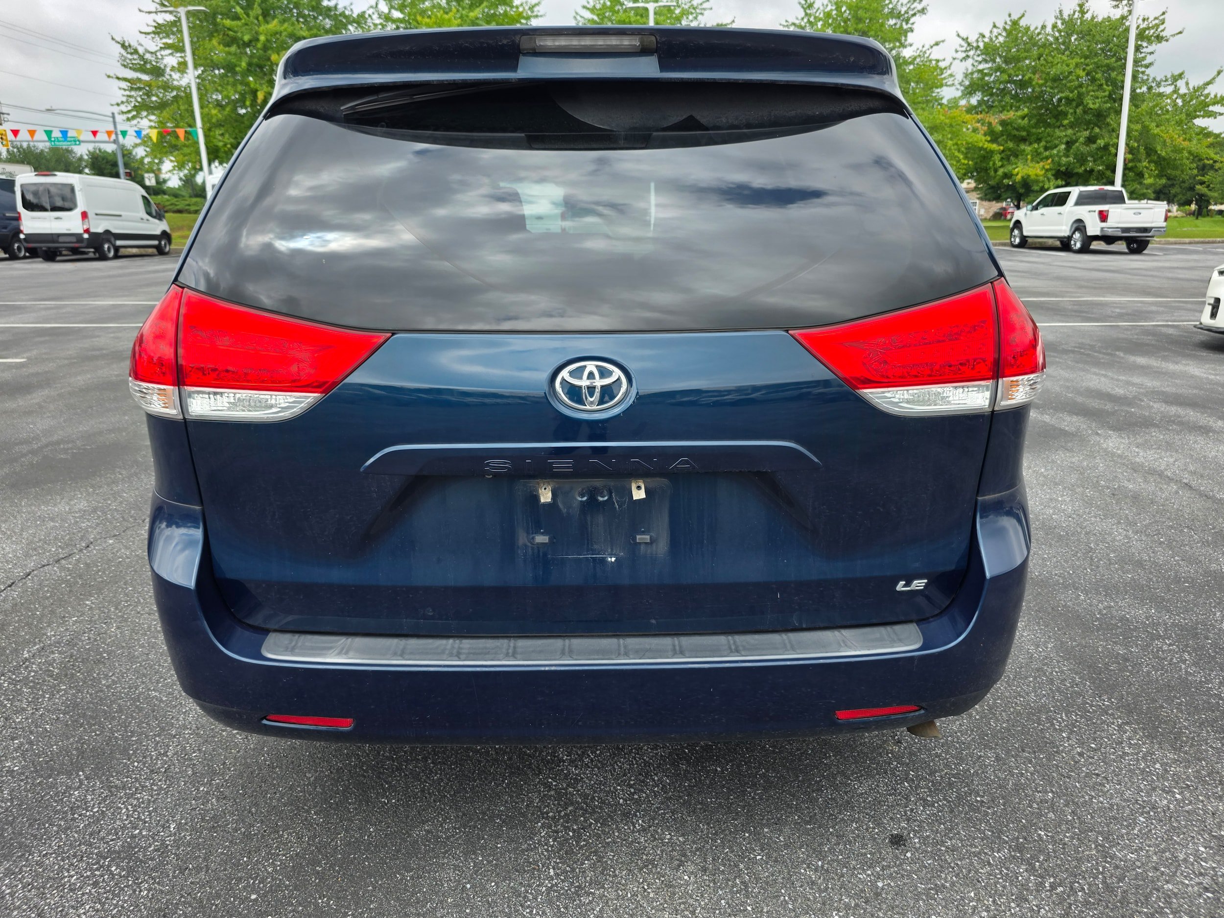 Used 2012 Toyota Sienna LE w/ Towing Pkg FWD image 4
