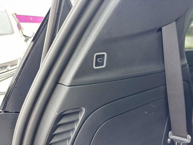 Used 2023 Chrysler Pacifica Limited w/ Uconnect Theater Family Group image 18