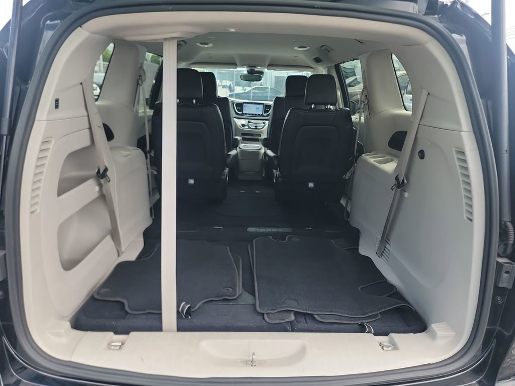 Used 2023 Chrysler Pacifica Touring-L FWD image 16
