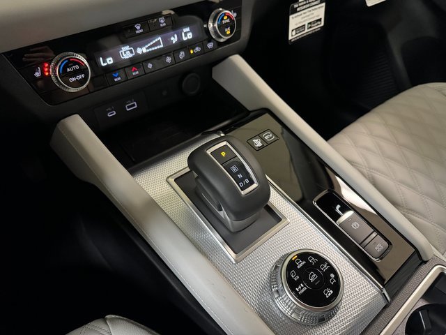 Used 2024 Mitsubishi Outlander 4WD Plug-In Hybrid image 18