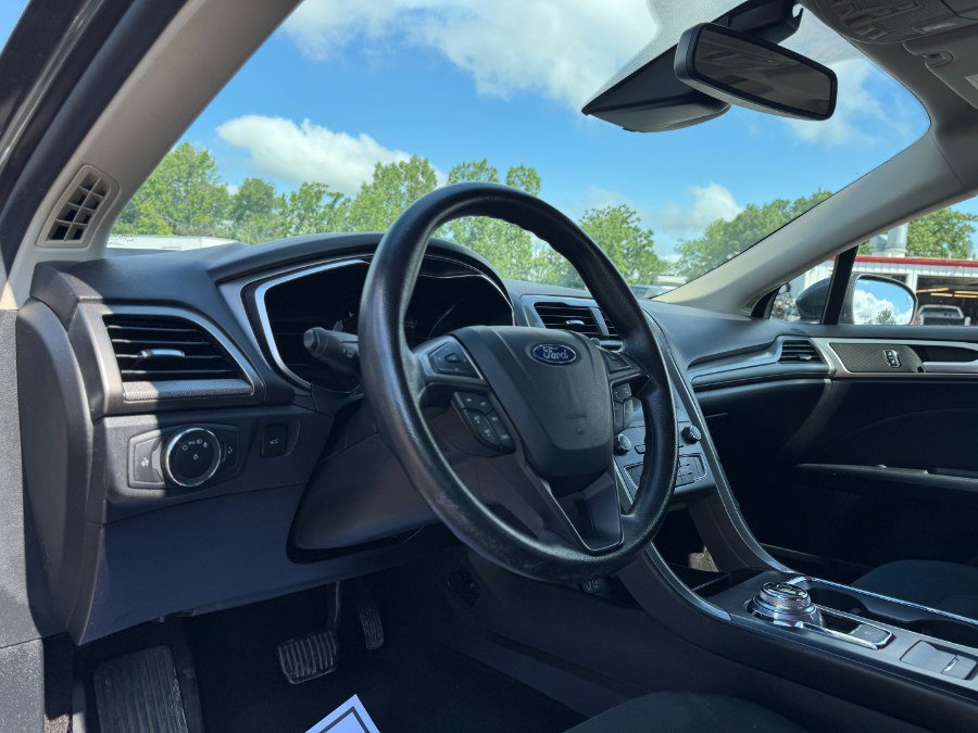 Used 2019 Ford Fusion SE FWD image 14