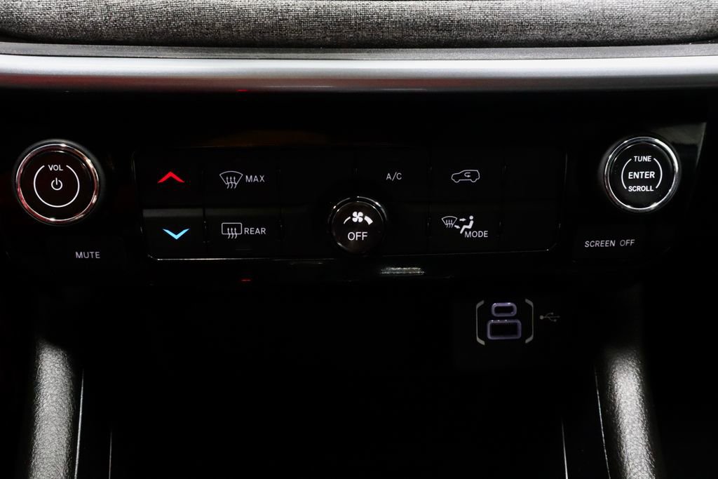 Used 2025 Jeep Compass Latitude image 29