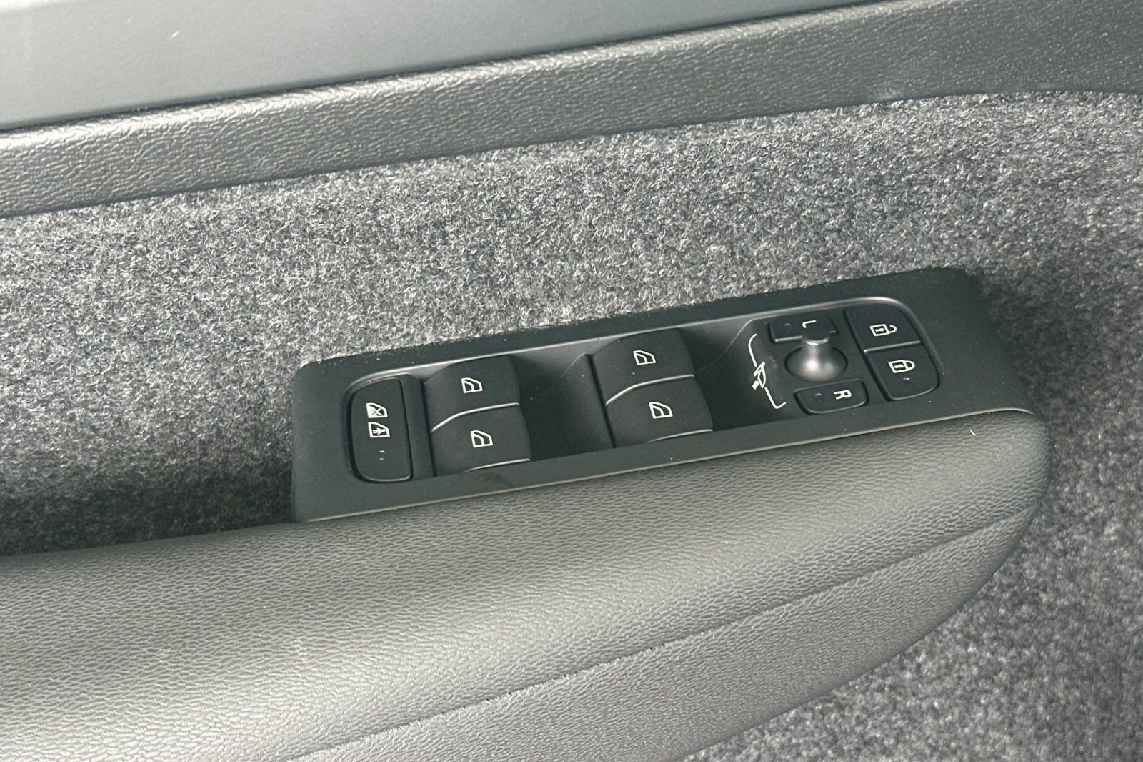 Used 2024 Volvo XC40 Recharge Ultimate w/ Protection Package Premier image 12