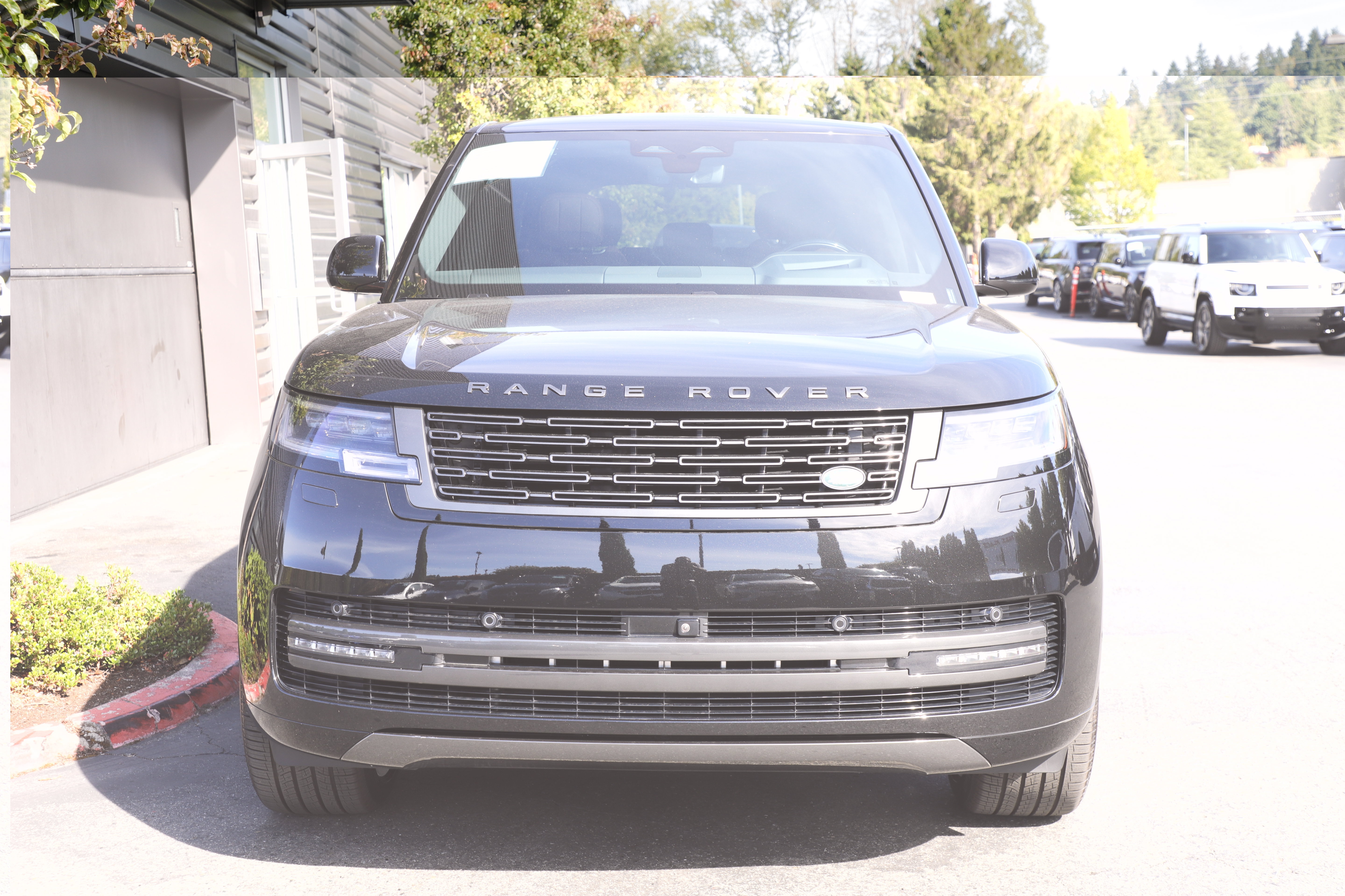 Certified 2025 Land Rover Range Rover SE AWD/4WD image 24