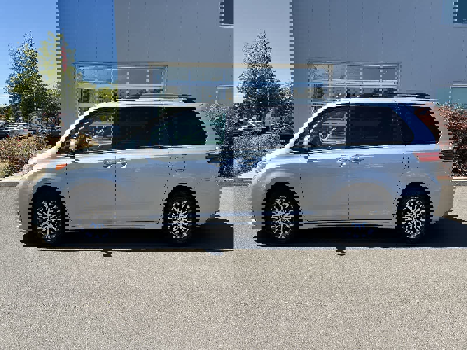 Used 2020 Toyota Sienna XLE image 2