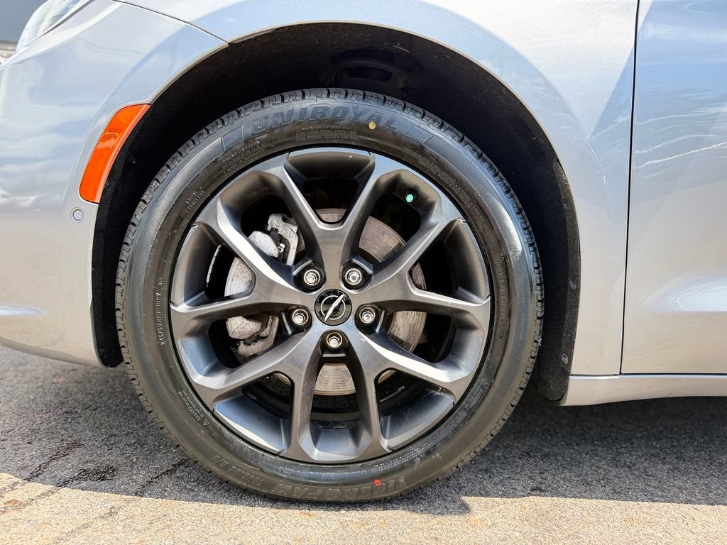 Used 2021 Chrysler Pacifica Limited w/ Uconnect Theater Family Group AWD/4WD image 3