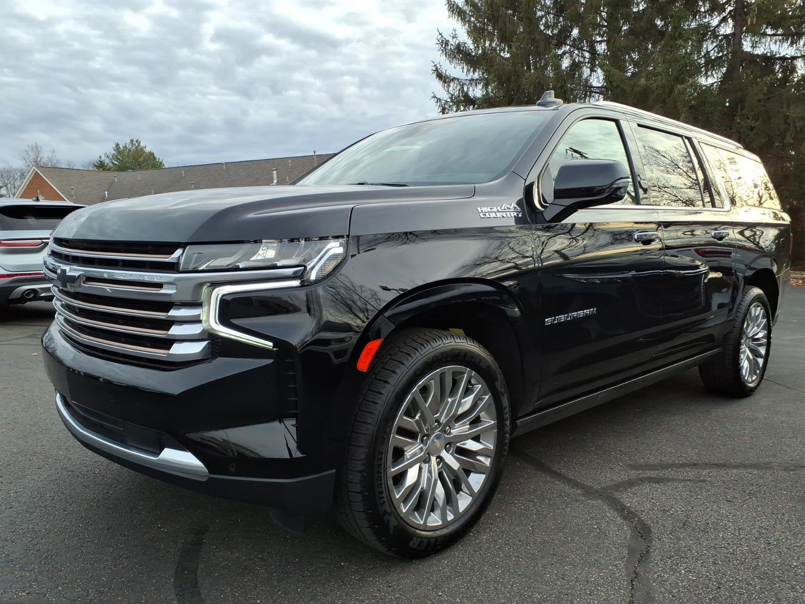 Used 2023 Chevrolet Suburban High Country AWD/4WD image 3