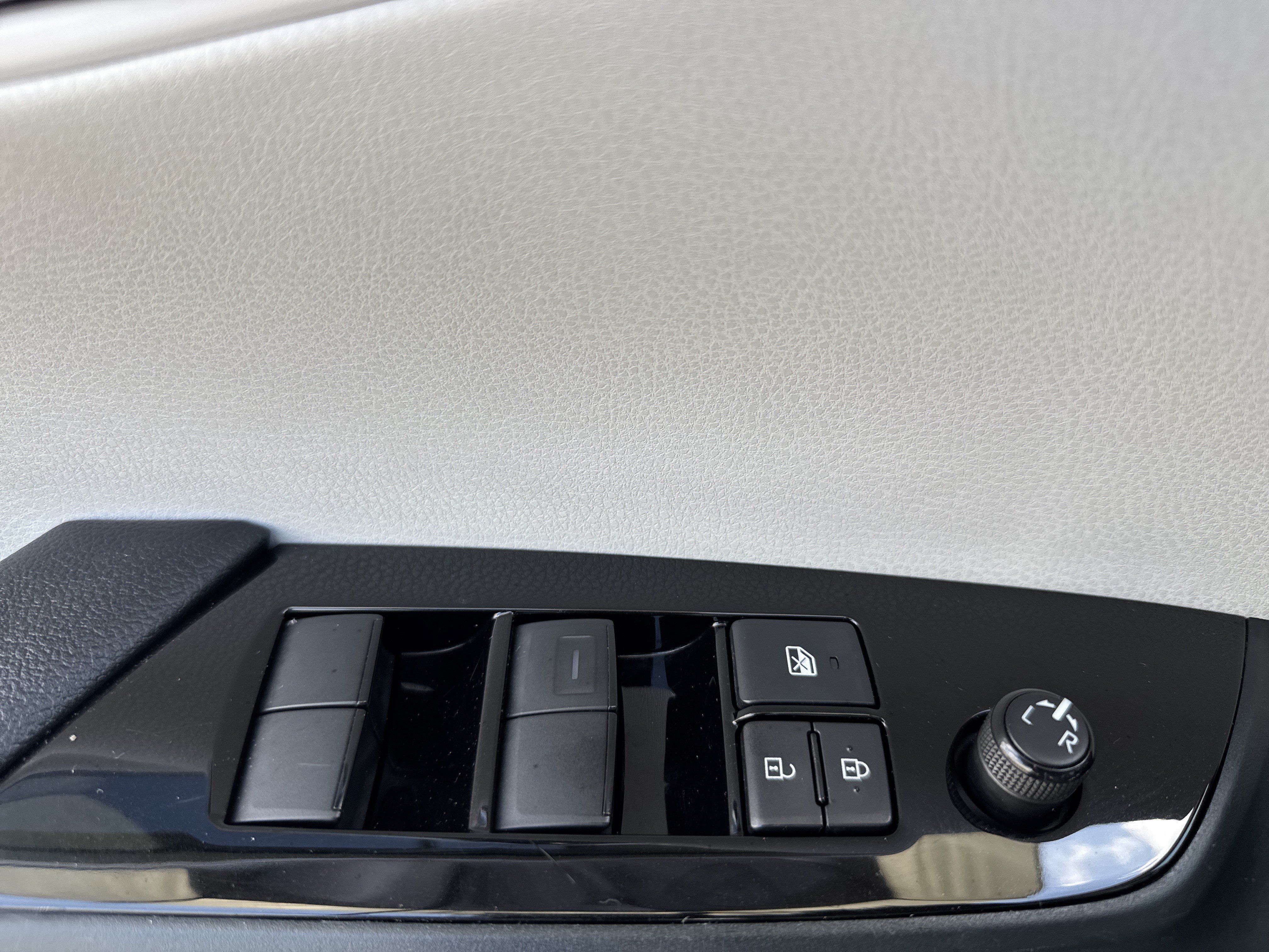 Used 2022 Toyota Prius LE FWD image 15