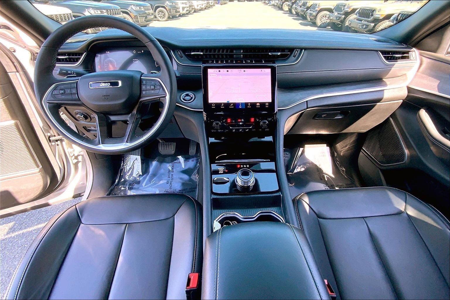 Certified 2025 Jeep Grand Cherokee Limited w/ Black Appearance Package AWD/4WD image 15