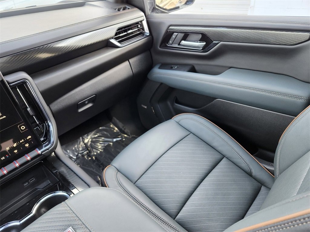 Used 2025 GMC Yukon XL AT4 image 13