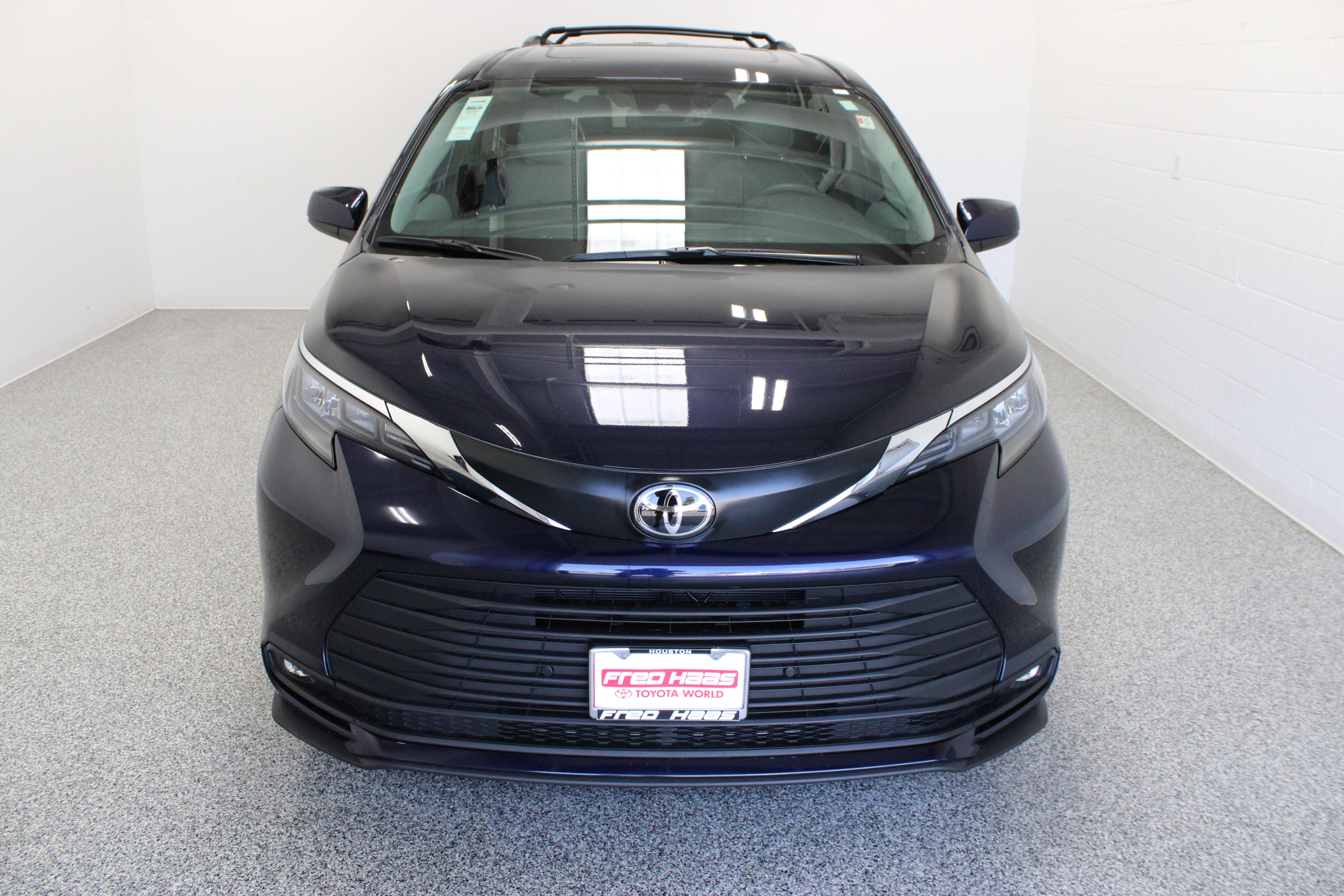 Certified 2026 Toyota Sienna XLE FWD image 3