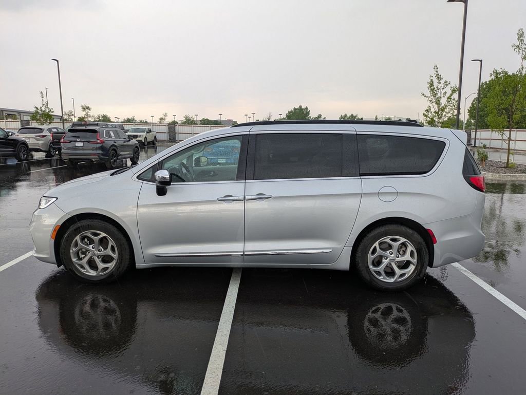 Used 2023 Chrysler Pacifica Limited image 7