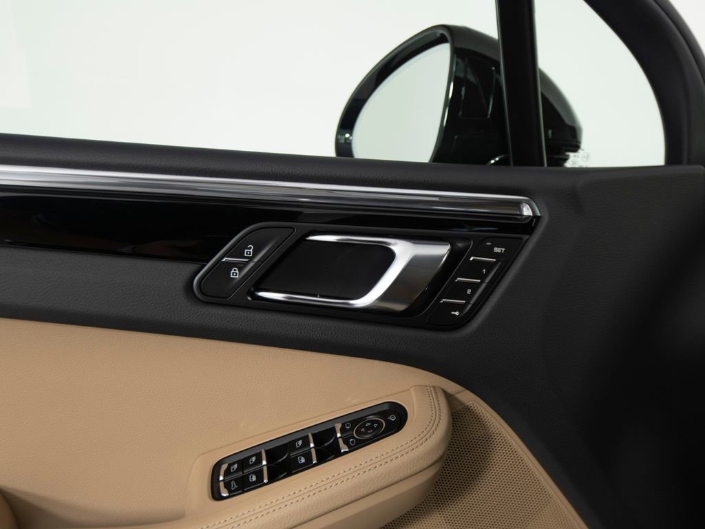 Certified 2025 Porsche Macan image 19