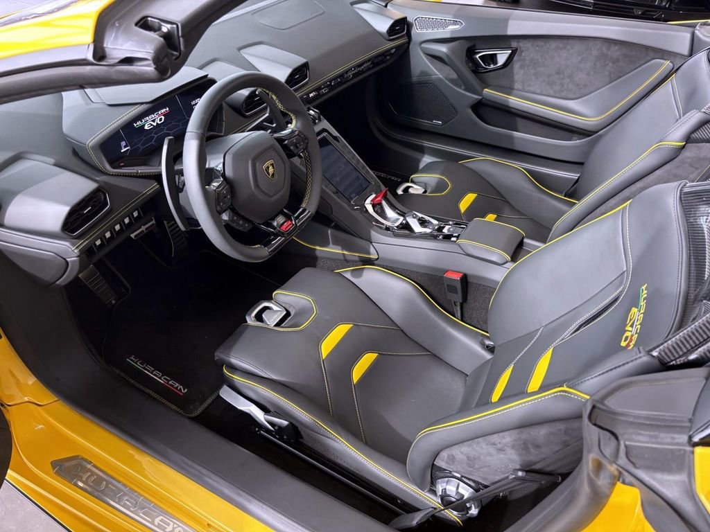Used 2024 Lamborghini Huracan EVO image 21