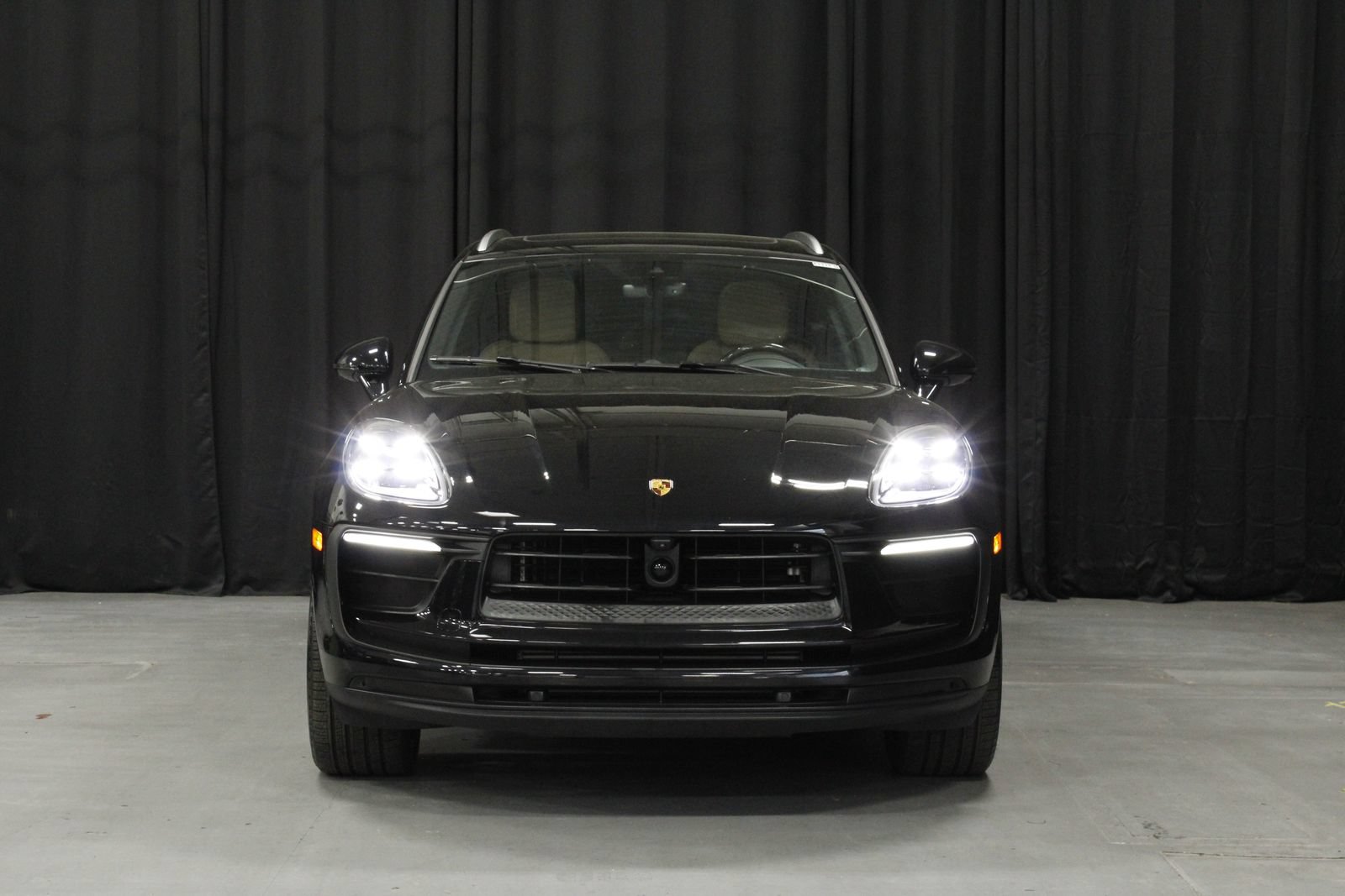 Certified 2026 Porsche Macan AWD/4WD image 10