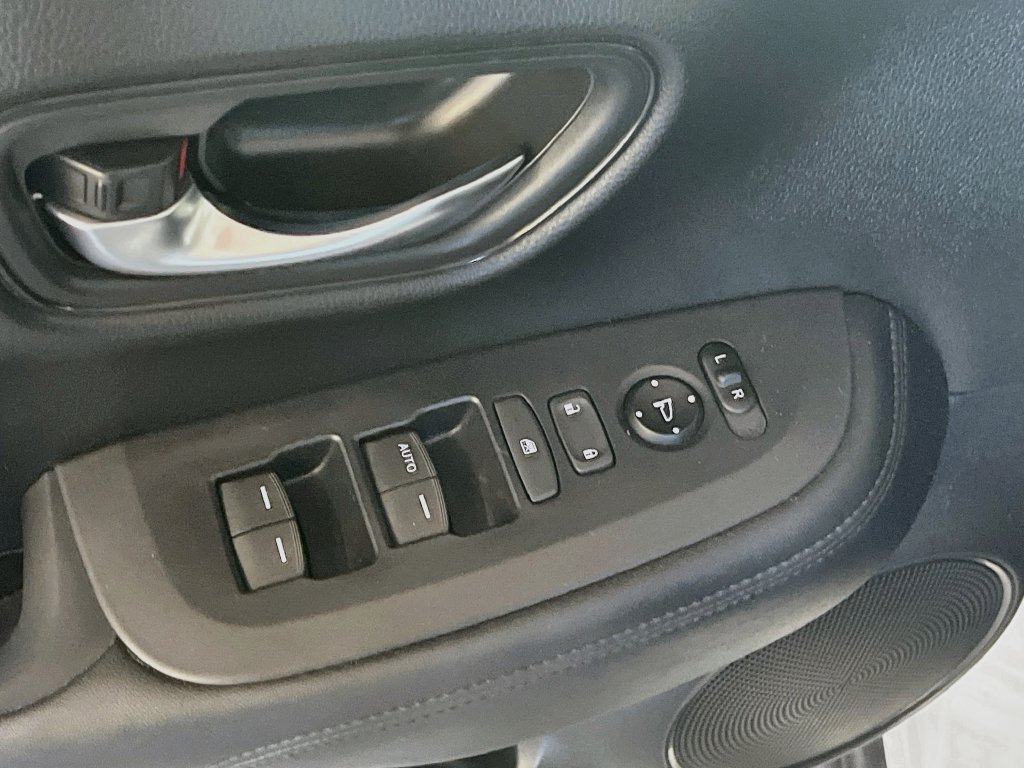 Used 2025 Honda HR-V LX image 17