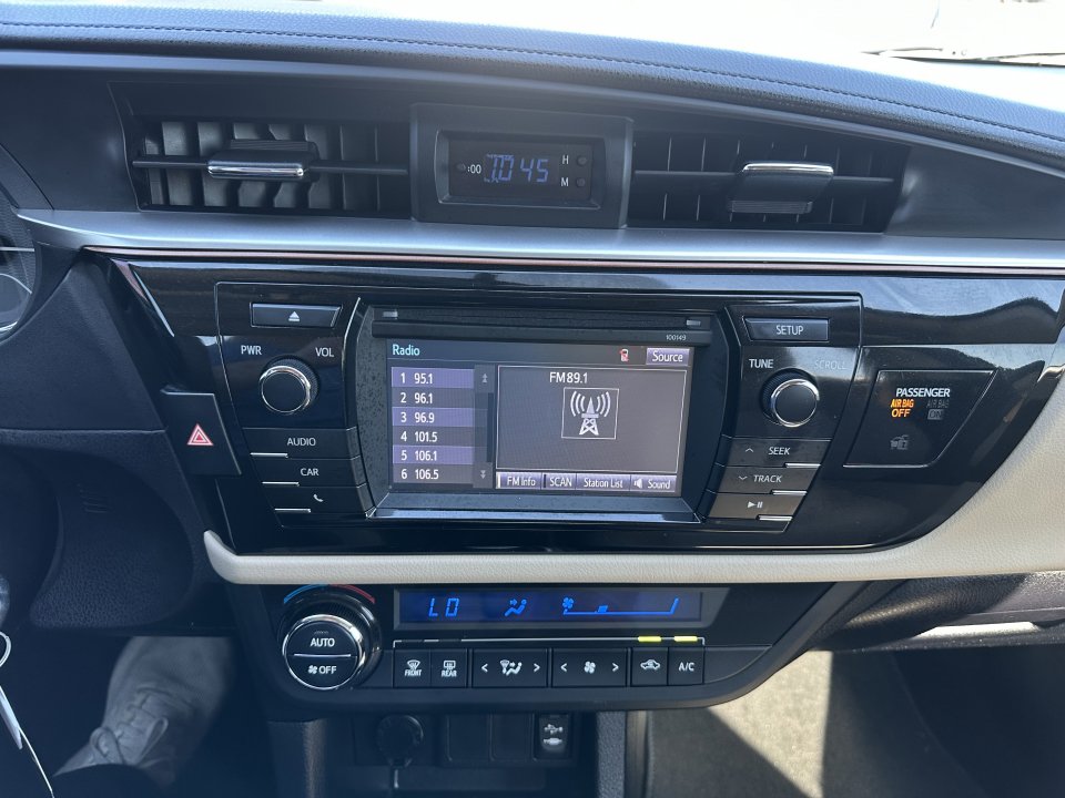 Used 2015 Toyota Corolla LE image 11