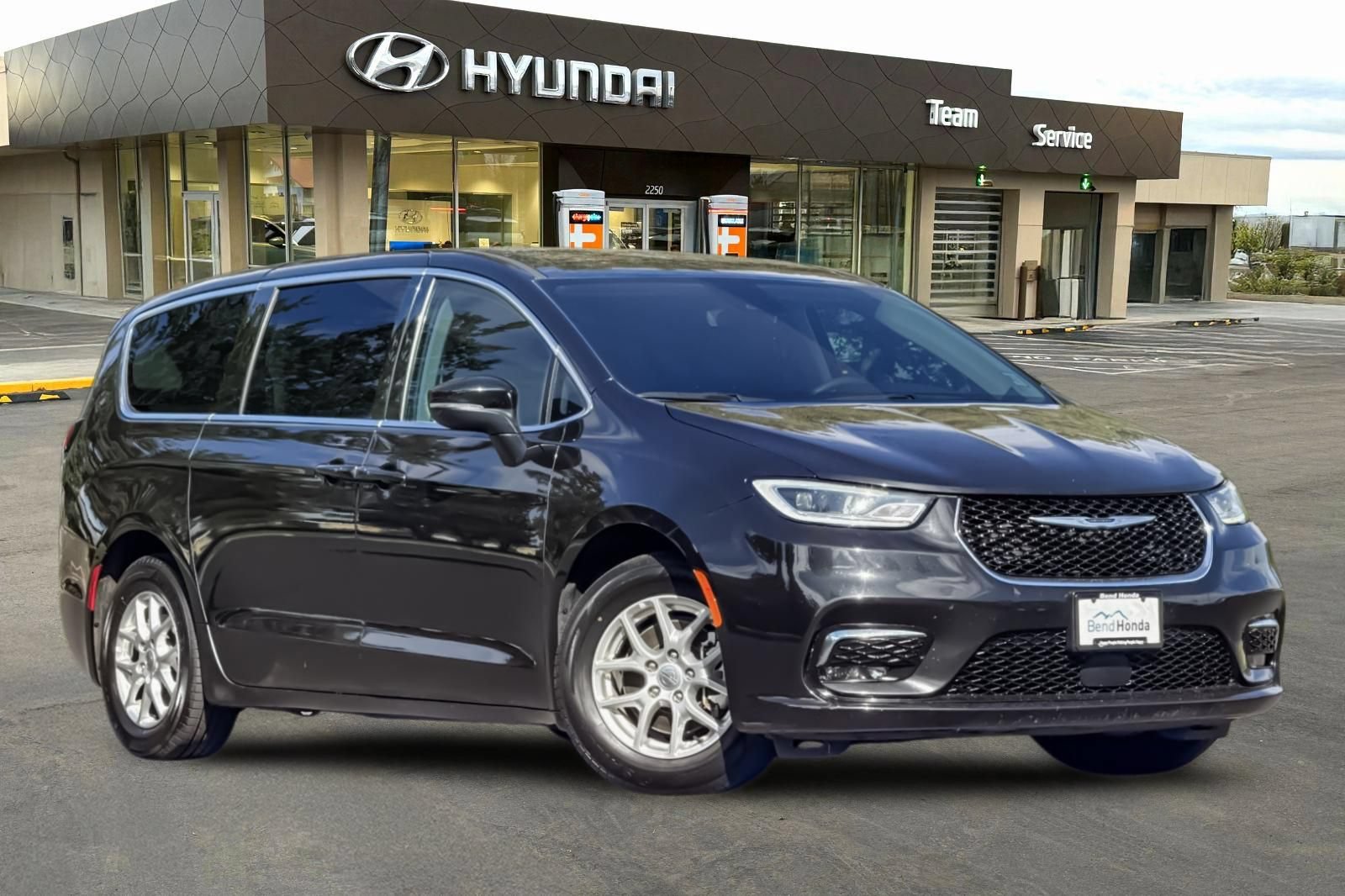 Used 2023 Chrysler Pacifica Touring-L FWD video 2