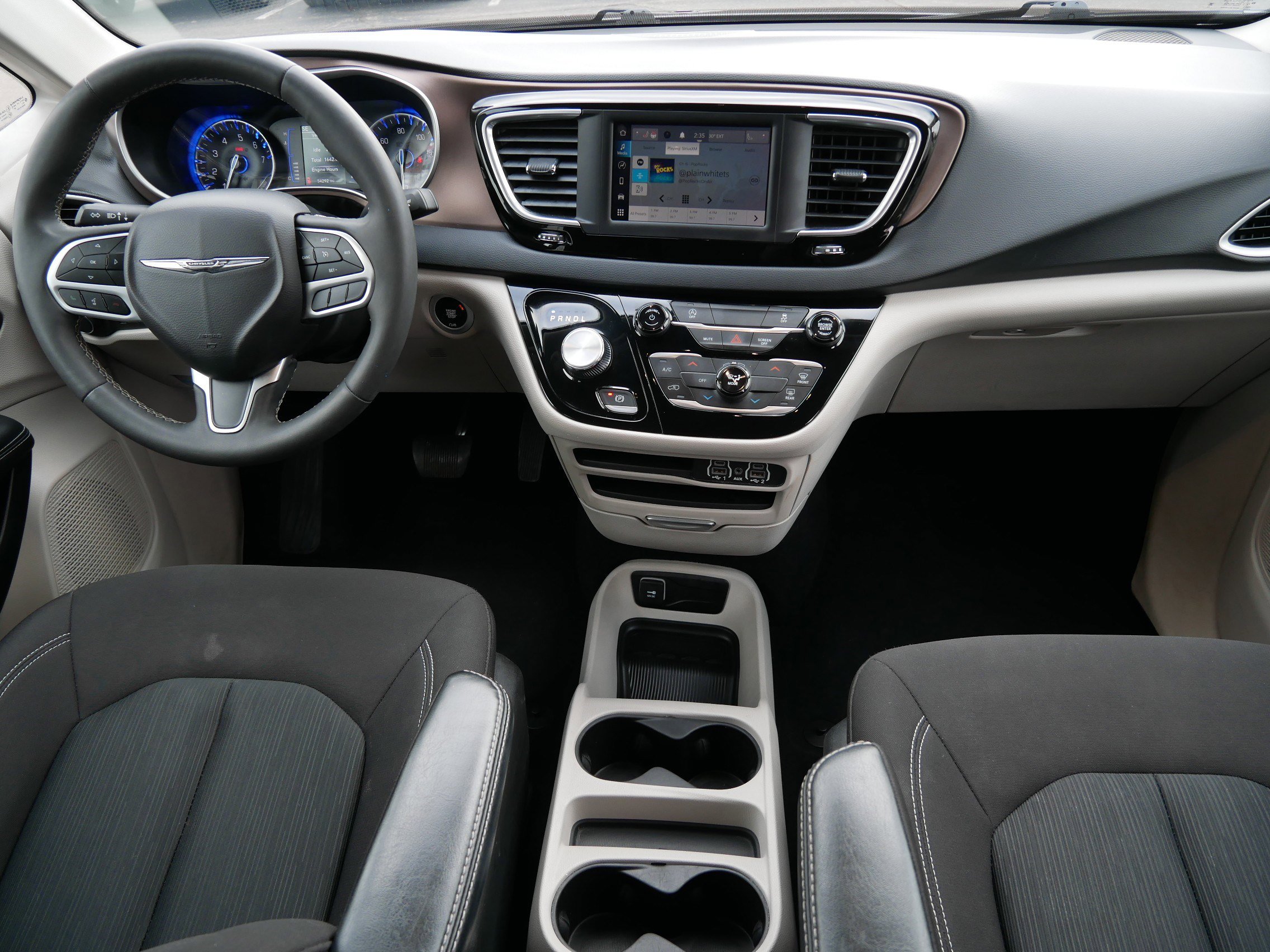 Used 2023 Chrysler Voyager LX image 10