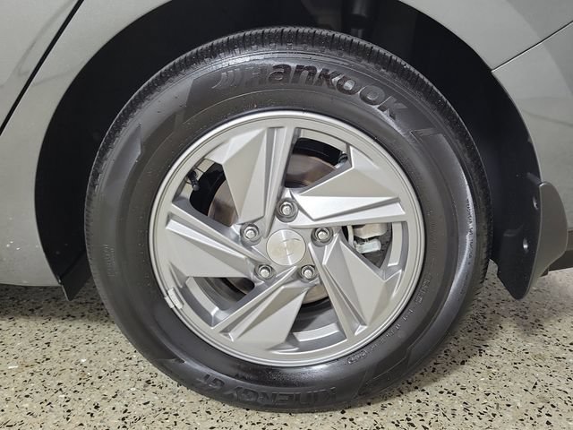 Used 2025 Hyundai Elantra SE FWD image 8
