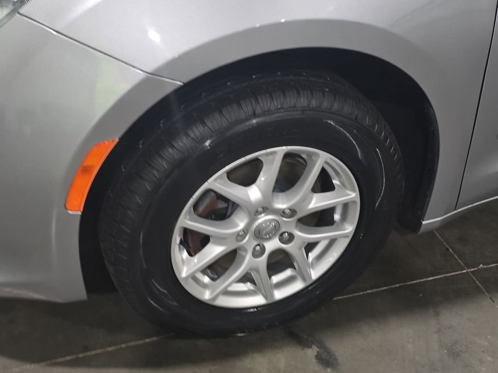 Used 2020 Chrysler Pacifica Touring-L FWD image 14