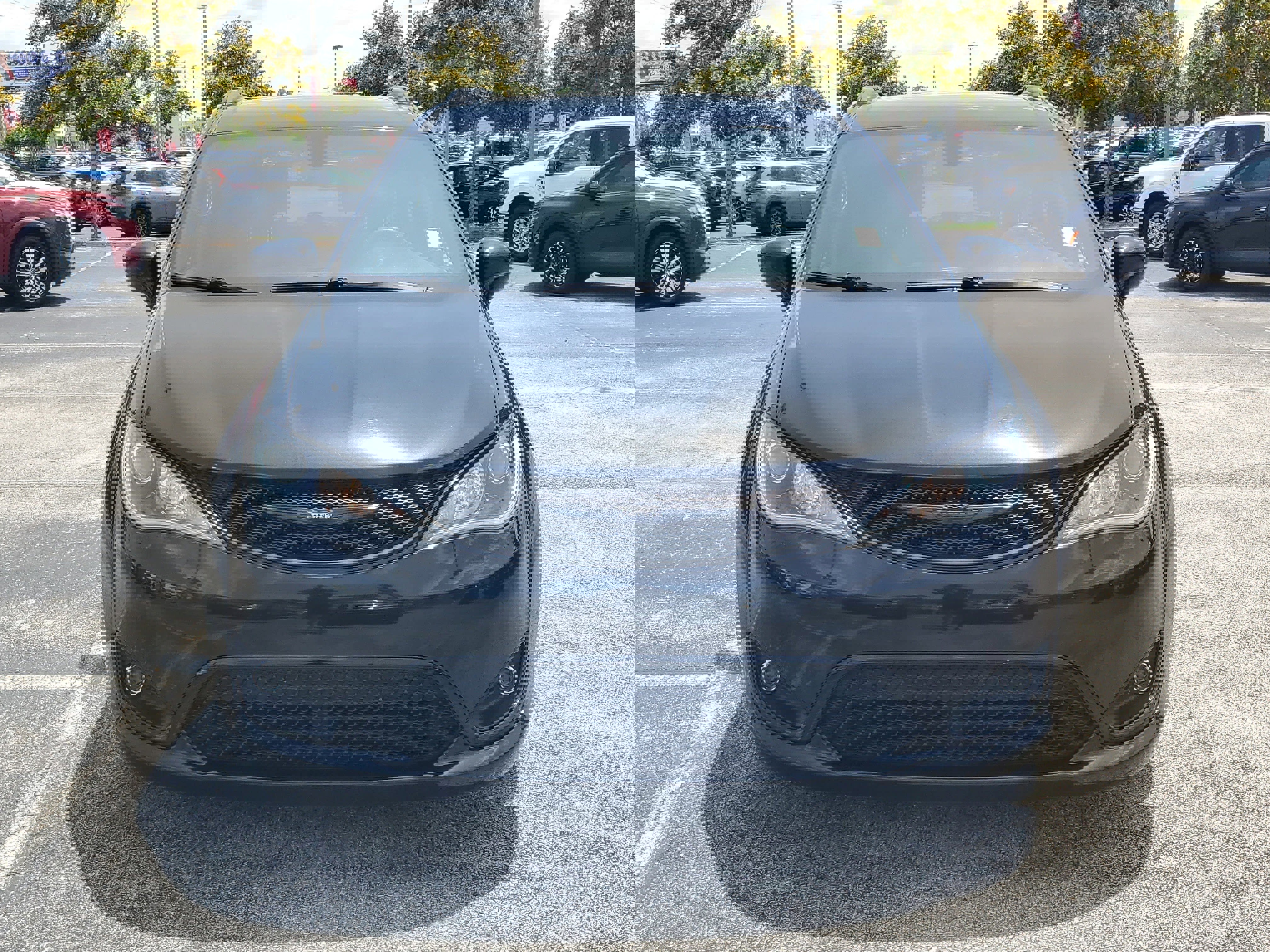 Used 2019 Chrysler Pacifica Touring-L w/ Premium Audio Group FWD image 2