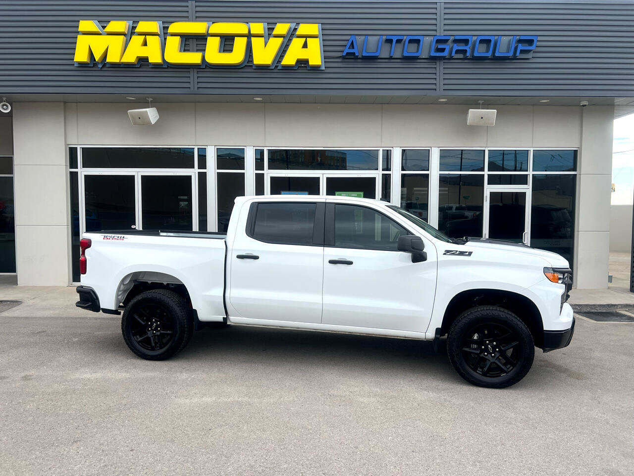 Used 2024 Chevrolet Silverado 1500 Custom Trail Boss w/ LPO, Dark Essentials Package image 1