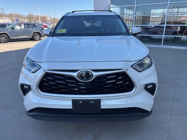 Used 2021 Toyota Highlander XLE AWD/4WD image 2