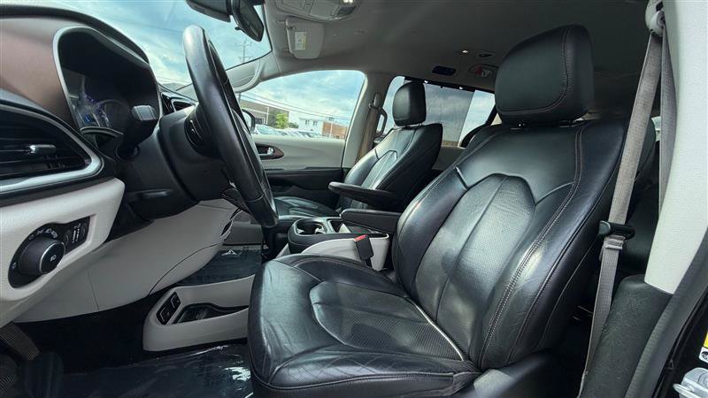 Used 2018 Chrysler Pacifica Touring-L FWD image 23