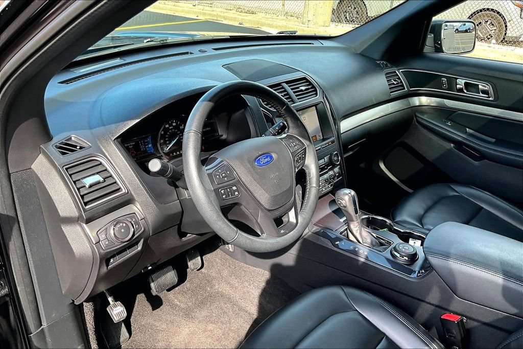 Used 2019 Ford Explorer XLT w/ Equipment Group 202A AWD/4WD image 13
