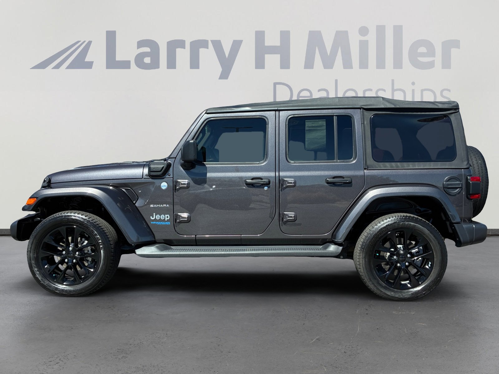 Used 2021 Jeep Wrangler Unlimited Sahara image 2