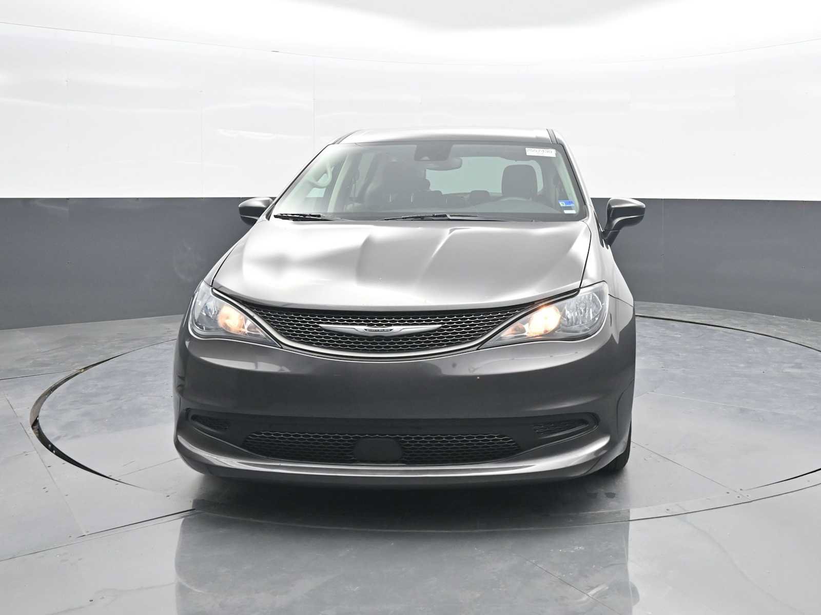 Used 2023 Chrysler Voyager LX FWD image 3