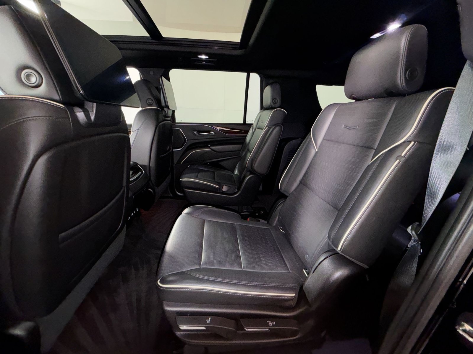 Used 2021 Cadillac Escalade ESV Premium Luxury AWD/4WD image 25