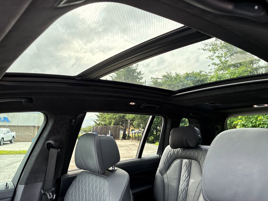 Used 2022 BMW X7 M50i w/ Dynamic Handling Package AWD/4WD image 18