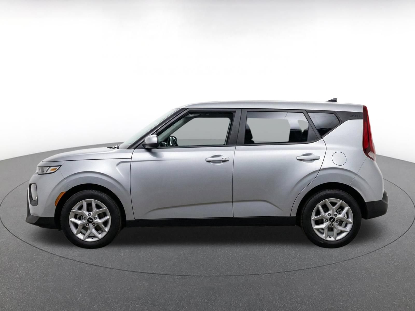 Used 2025 Kia Soul LX w/ LX Technology Package FWD image 4