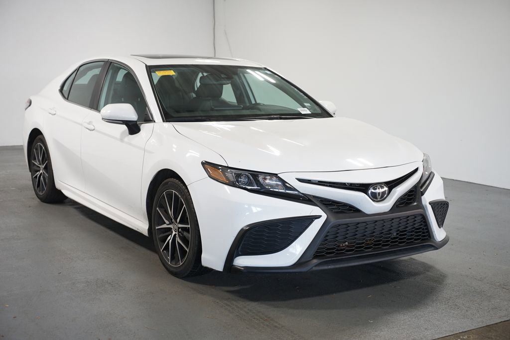 Used 2024 Toyota Camry SE image 3