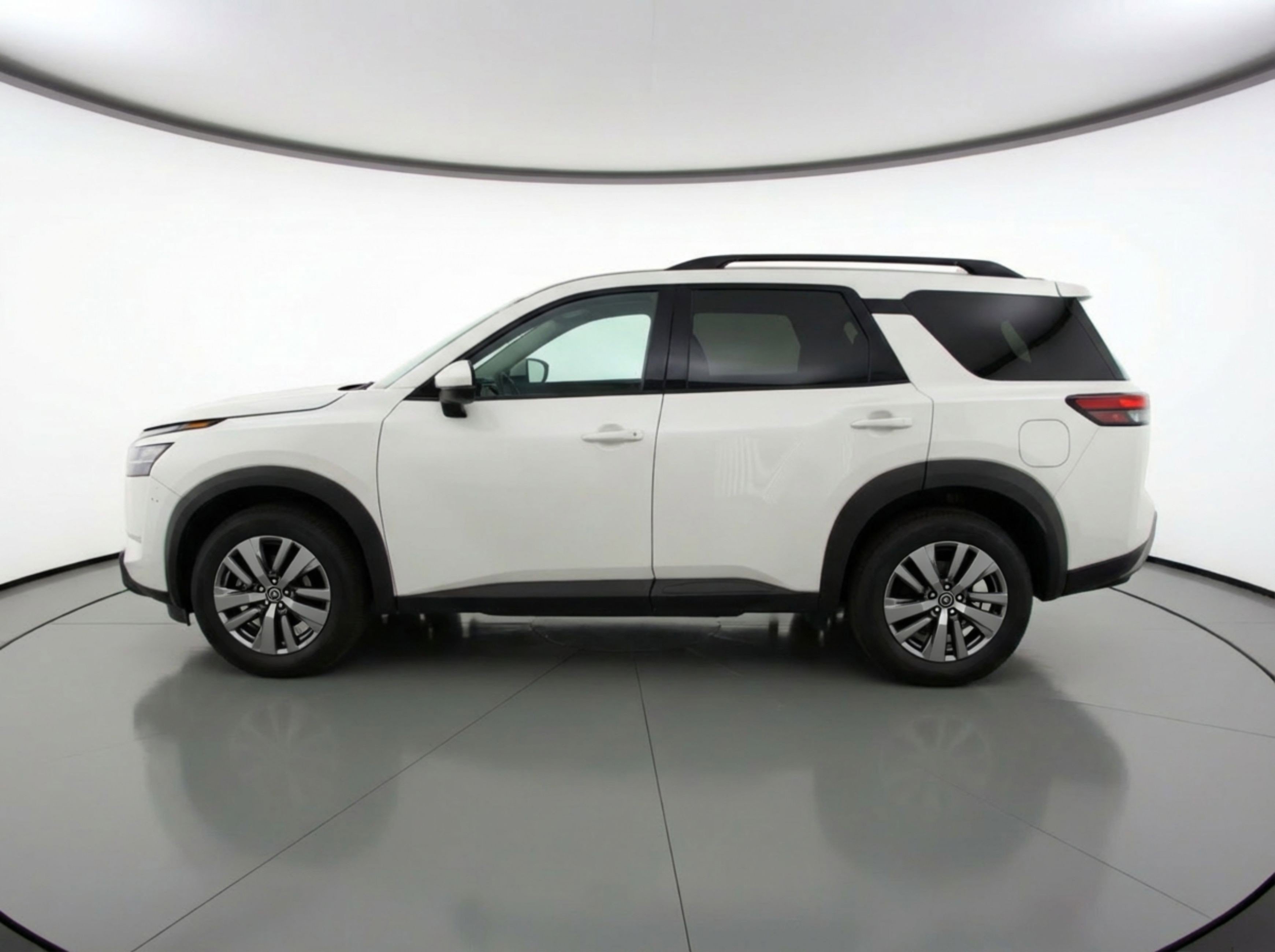 Used 2025 Nissan Pathfinder SV image 5