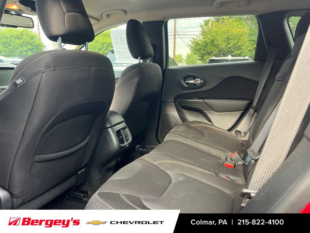 Used 2016 Jeep Cherokee Latitude w/ Comfort/Convenience Group AWD/4WD image 10