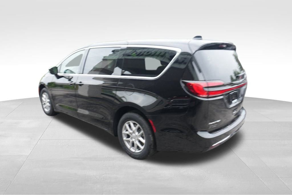 New 2026 Chrysler Pacifica Select image 3