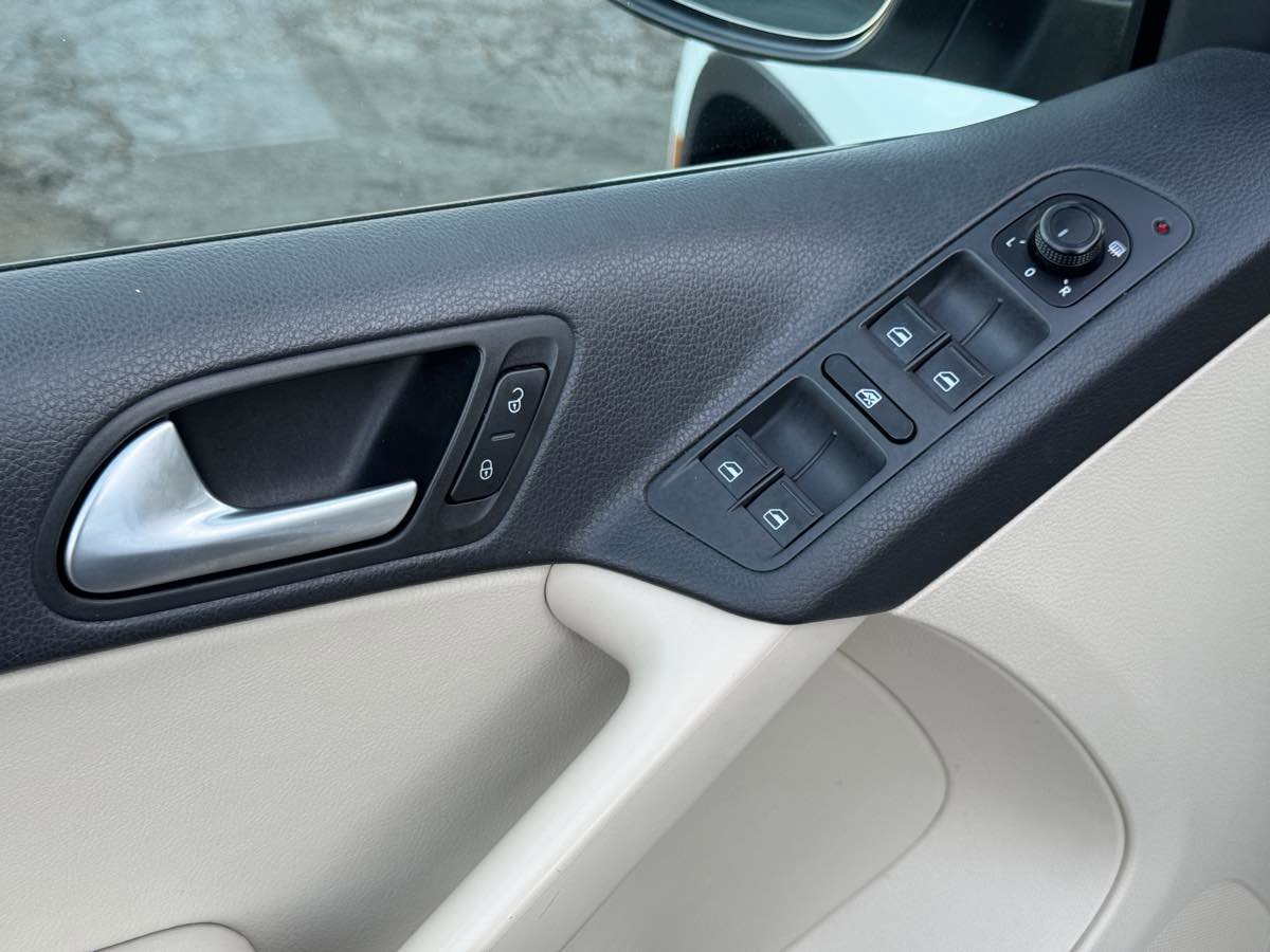 Used 2017 Volkswagen Tiguan S image 31