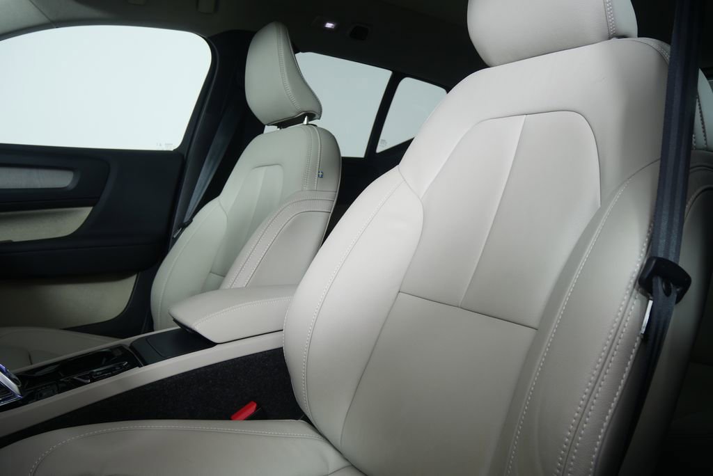 Used 2025 Volvo XC40 B5 Plus w/ Climate Package image 10