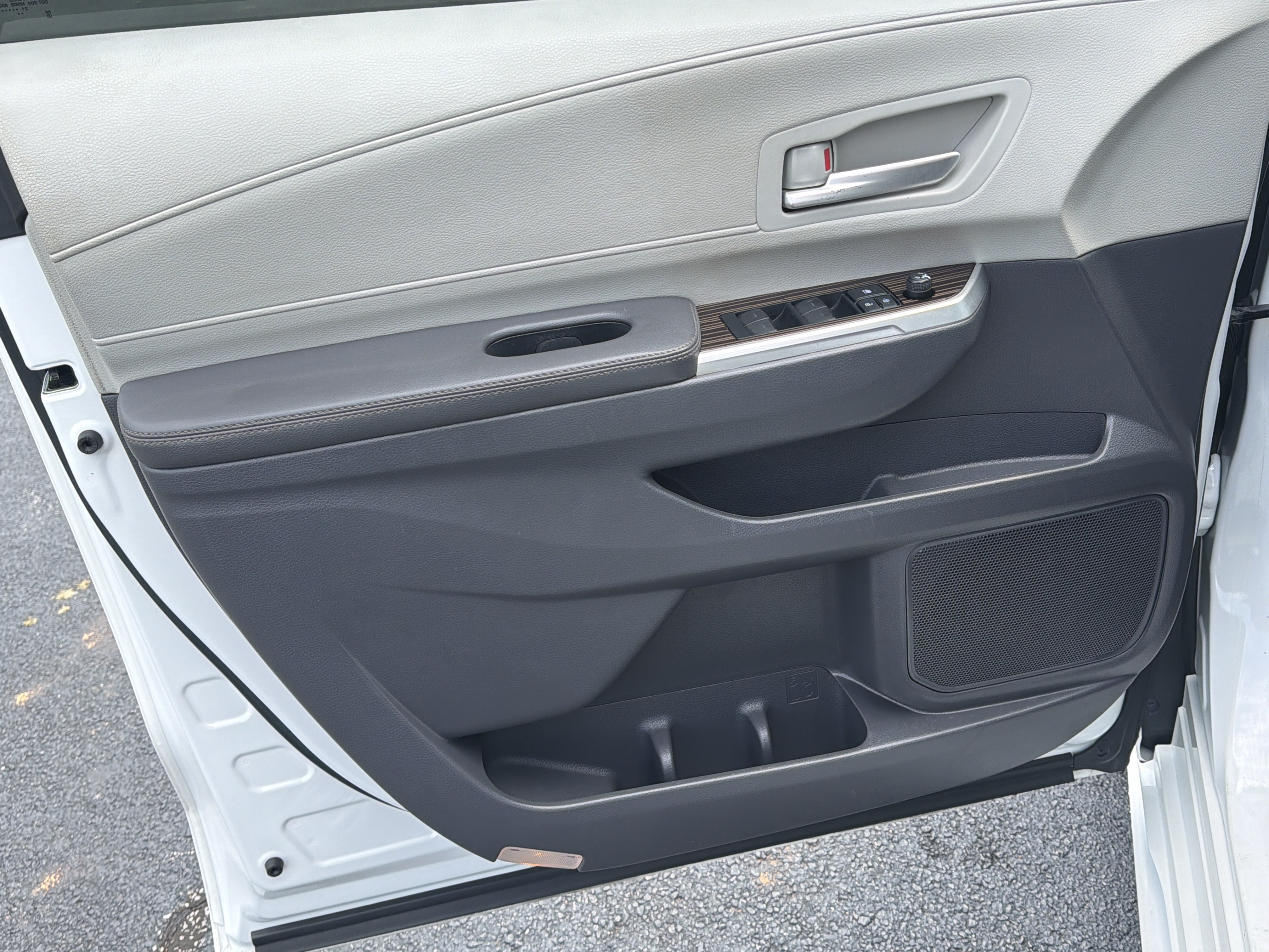 Used 2022 Toyota Sienna XLE FWD image 22