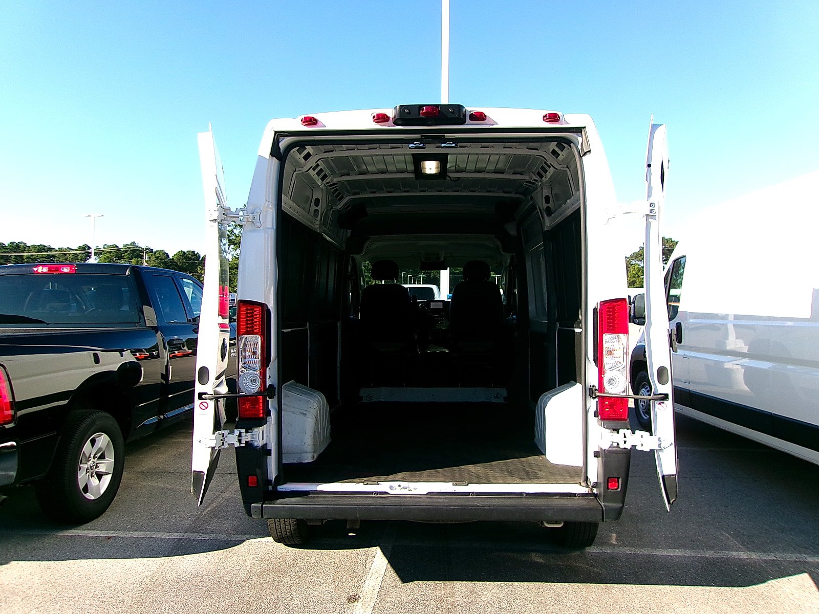 Used 2025 RAM ProMaster 2500 w/ Convenience Group FWD image 15