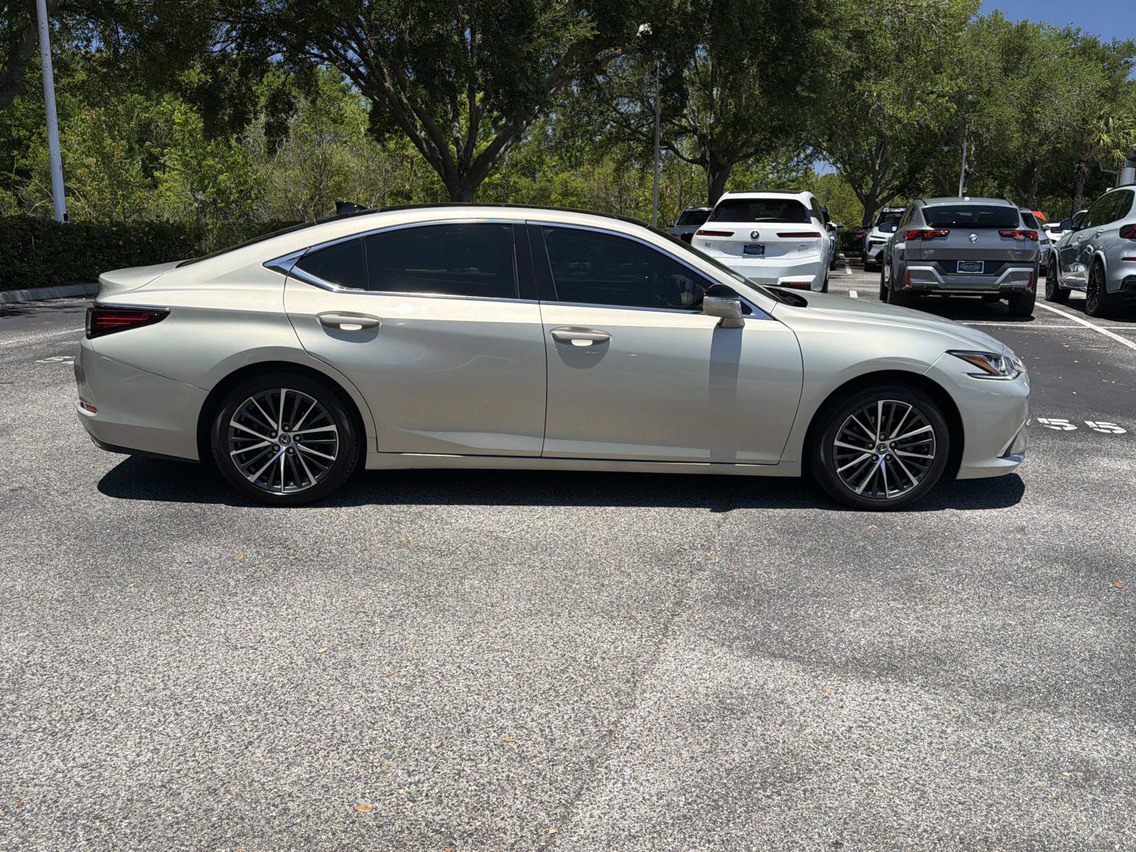 Used 2022 Lexus ES 350 w/ Premium Package FWD image 3