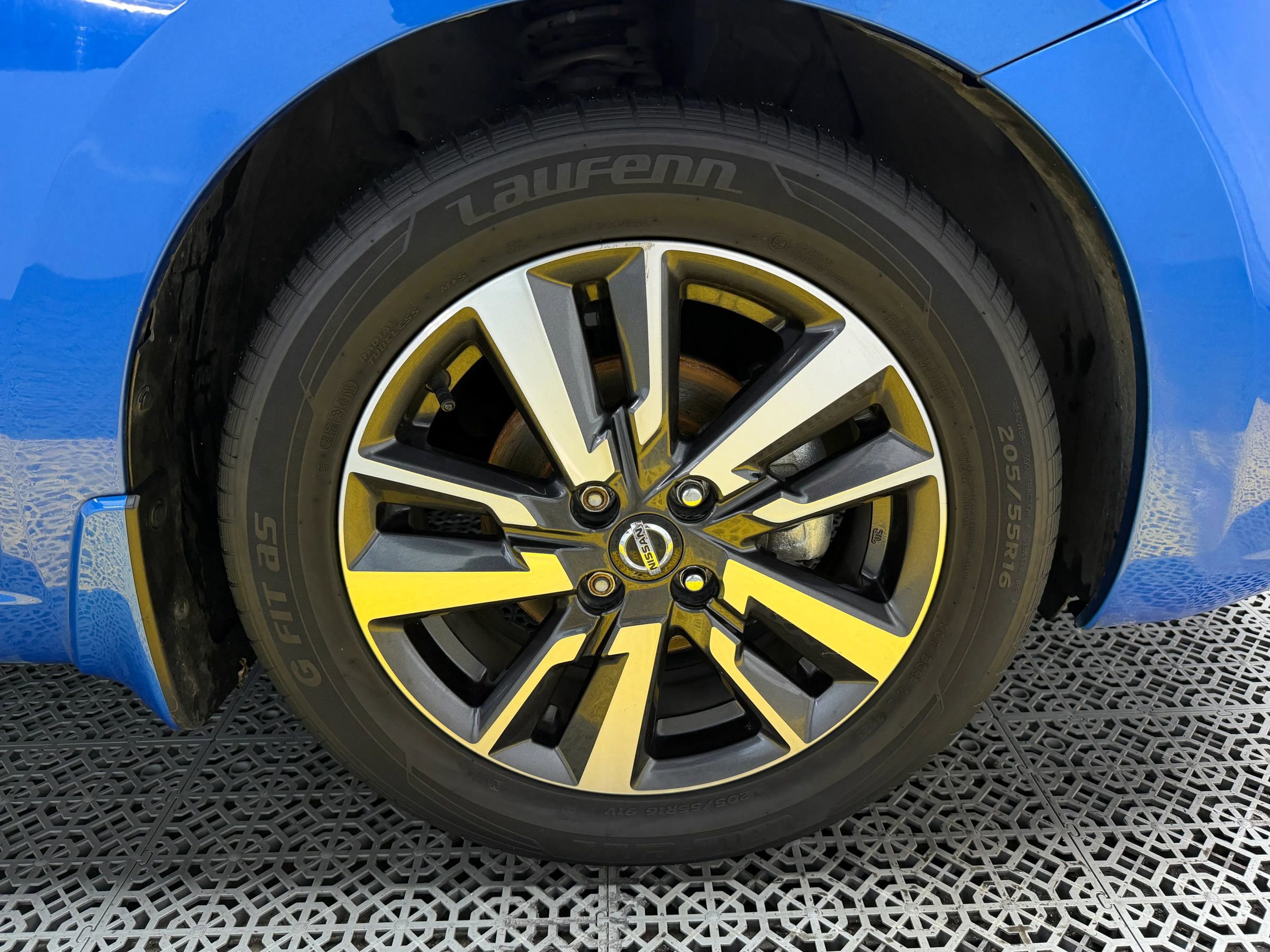 Used 2020 Nissan Versa SV image 44