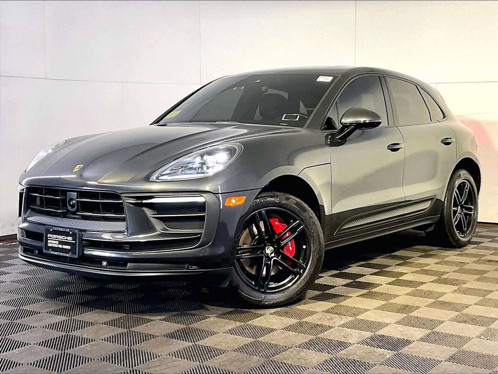 Certified 2024 Porsche Macan AWD/4WD image 1